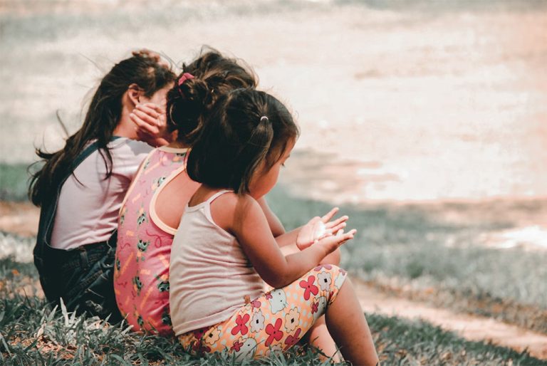 Enfants assis sur l'herbe