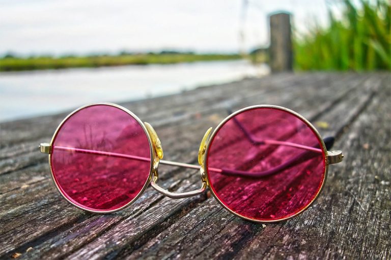 Paire de lunettes de soleil posée au bord de l'eau