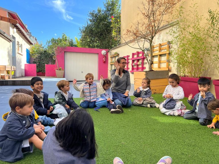 Enfants formant un cercle dans la cour