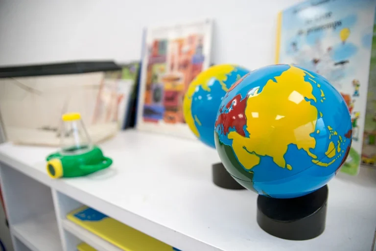 Globes disposés sur une étagère