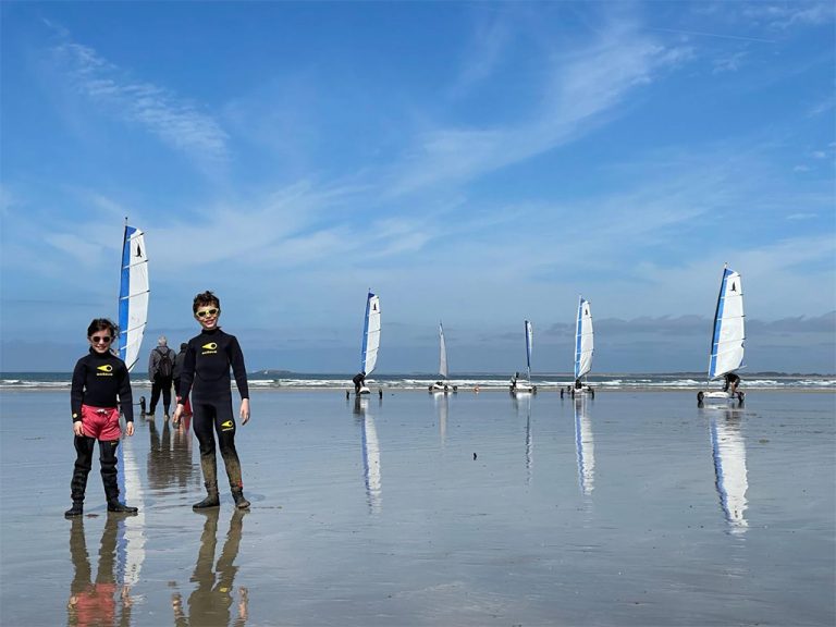 Enfants en stage de voile à la mer