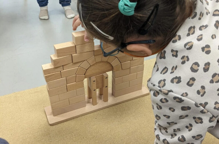 Enfant en train de jouer avec des briques de bois