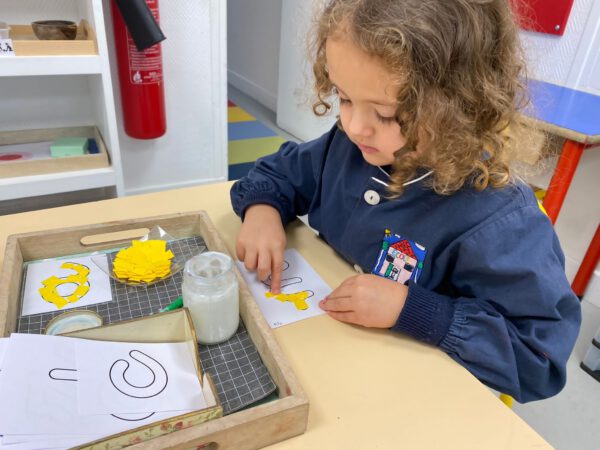 Enfant effectuant un atelier dans la classe