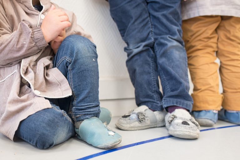 Enfant travaille avec perles, activité Montessori