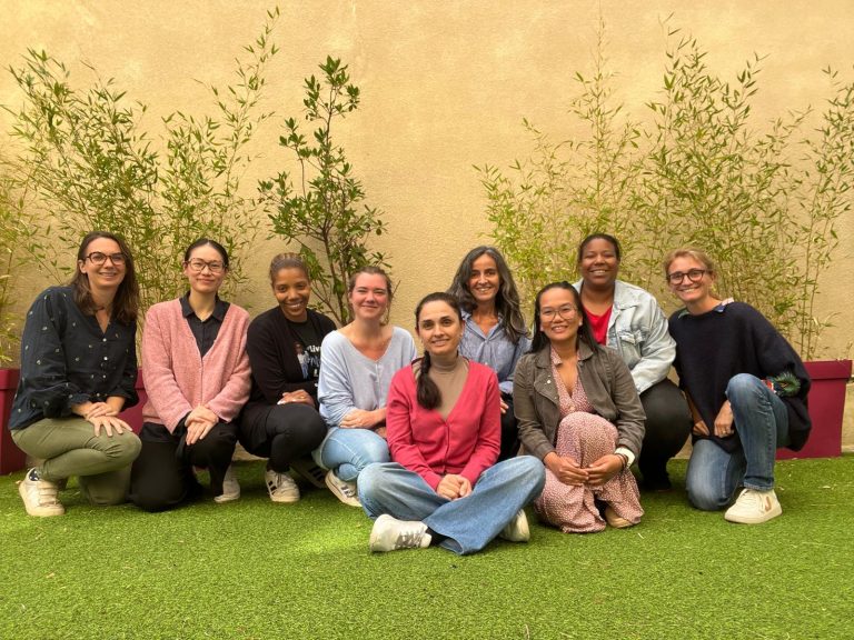 Parents accueillant les enfants à l’école